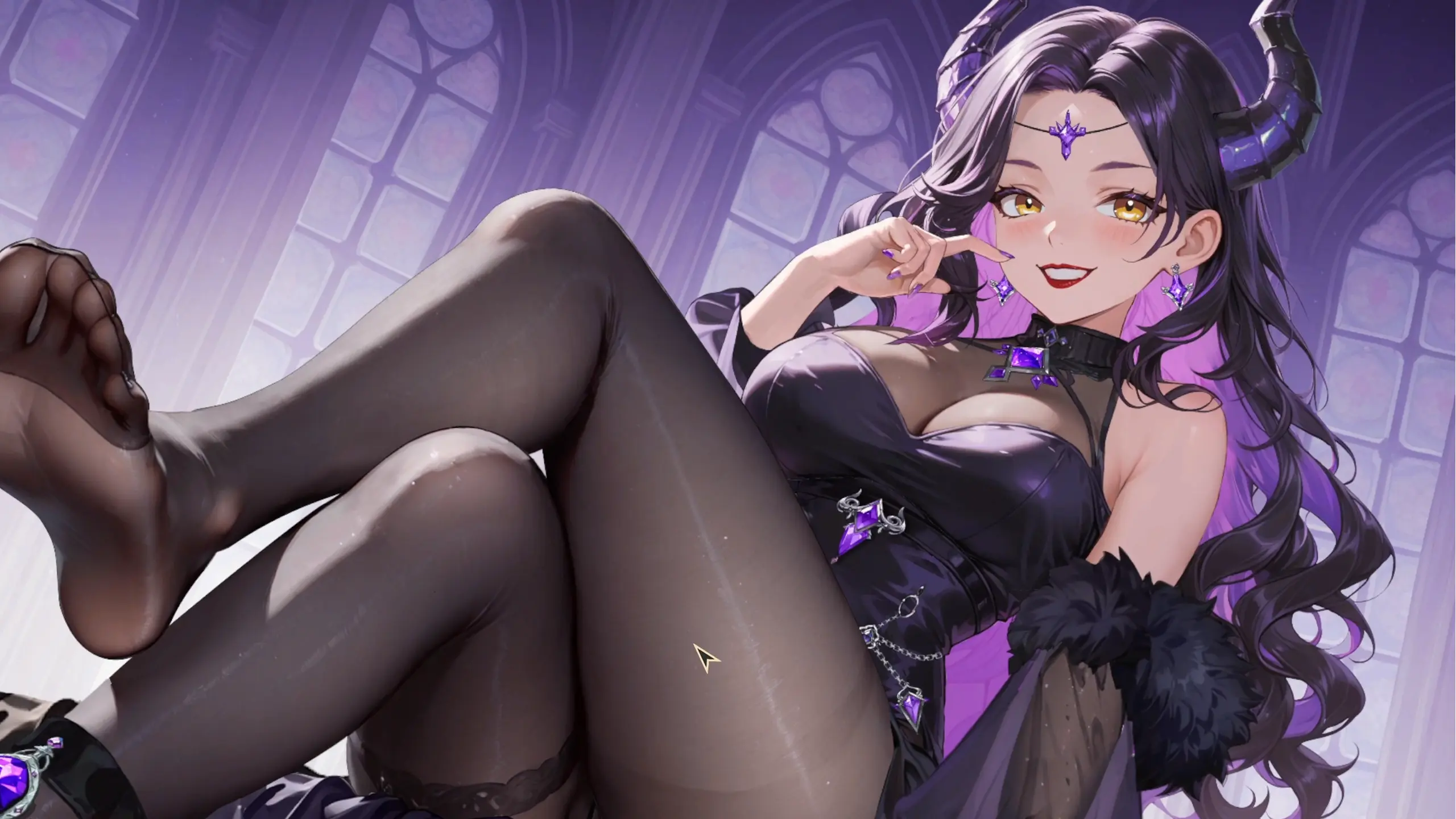 索莉亞魔爪 逃離魅魔之夜主視覺圖，魅魔女王索莉亞身穿黑紫色禮服與絲襪登場｜索莉亚魔爪 逃离魅魔之夜主视觉图，魅魔女王索莉亚身穿黑紫色礼服与丝袜登场｜ソリアの魔爪 魅魔の夜からの脱出 メインビジュアル、黒と紫のドレス姿の魅魔女王ソリア｜Claws of Soria: Escape the Succubus Night key visual featuring Succubus Queen Soria in a black and purple dress